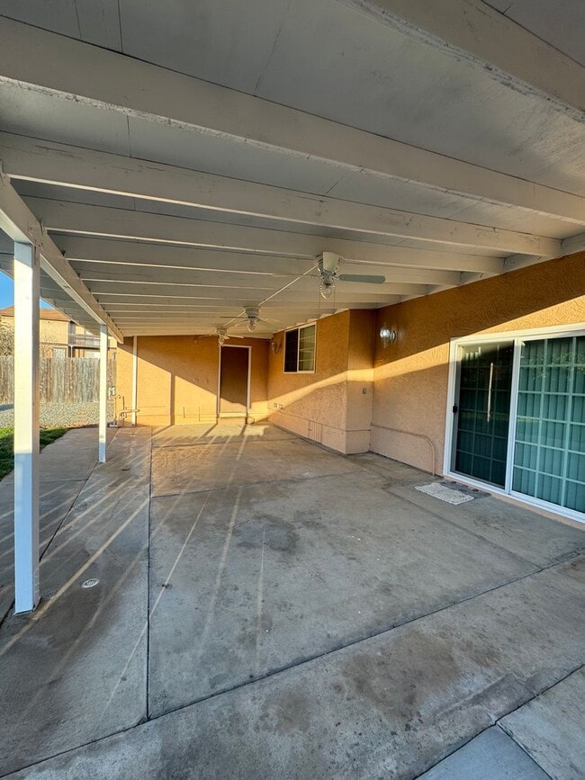 Building Photo - 5 Bedroom, 3.5 Bath, Beautiful 1,856 SQ FT...