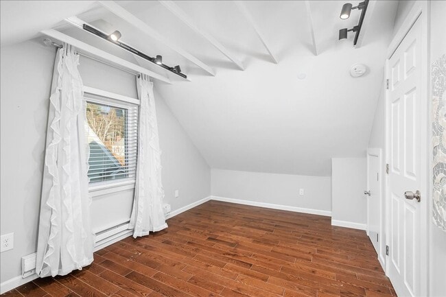 Building Photo - Updated Single Family Rental in White Plains