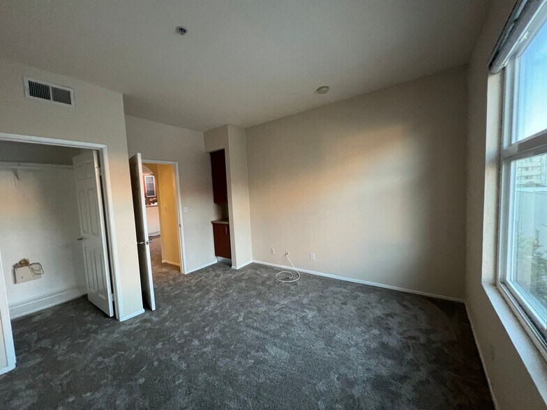 Building Photo - 620 S Gramercy Pl