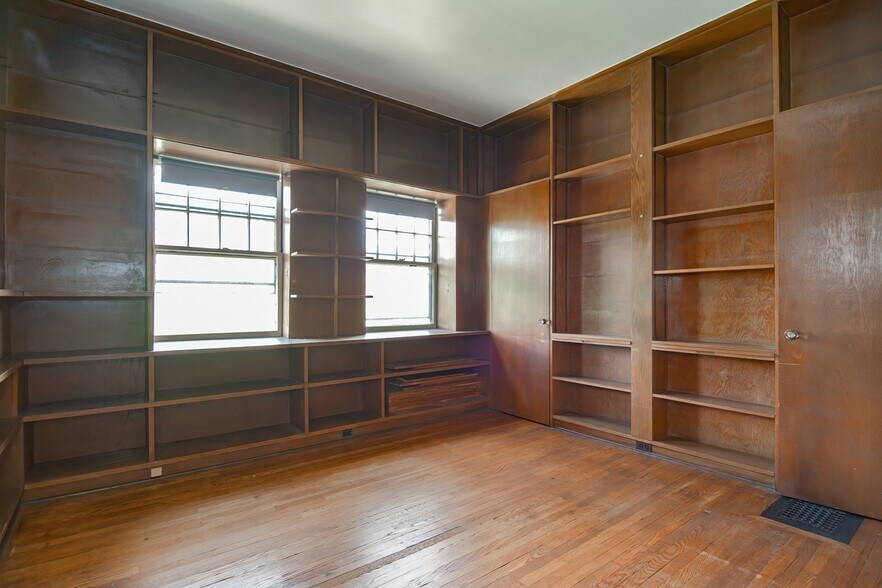 Building Photo - 906 Beacon St