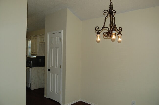 Building Photo - Stylish 3/2/2 Home with Fireplace and Cove...