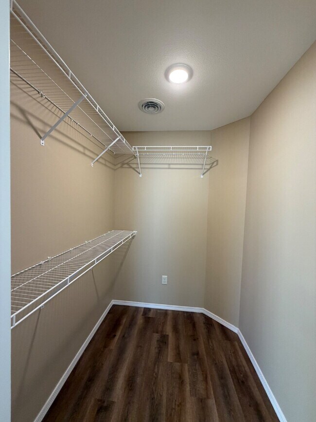 Building Photo - 4BR Duplex - Modern Energy Efficiency!!!