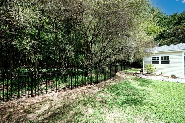 Building Photo - 1004 Somerset Ct