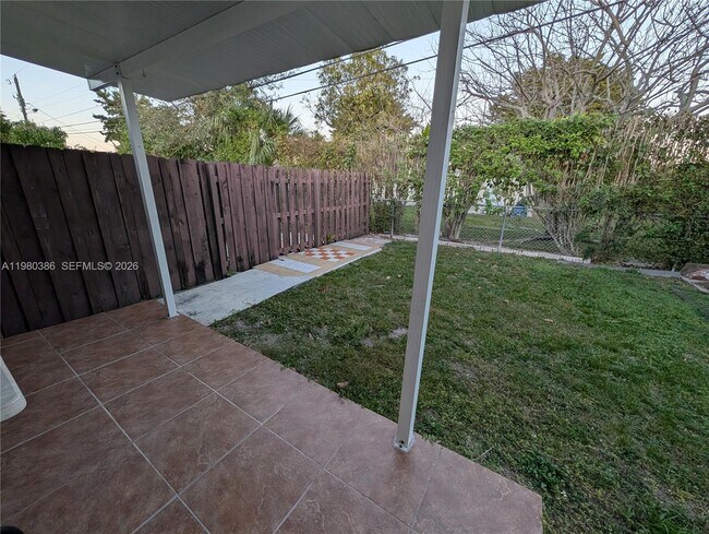 Building Photo - 1037 SW 76th Ave