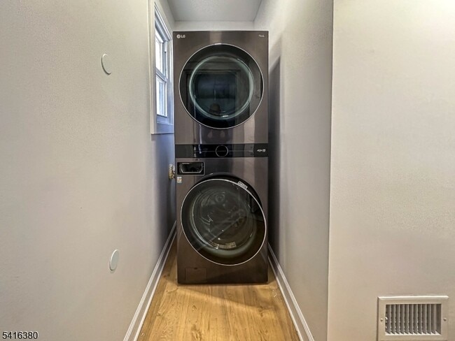 Building Photo - 114 E Main St