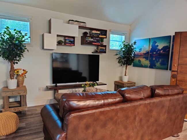 Building Photo - PR 12