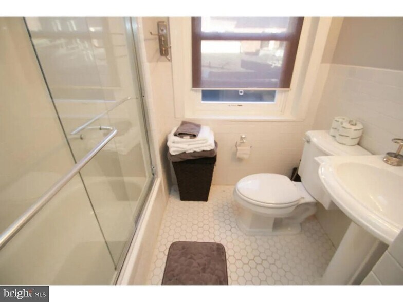 Building Photo - 1706 Locust St