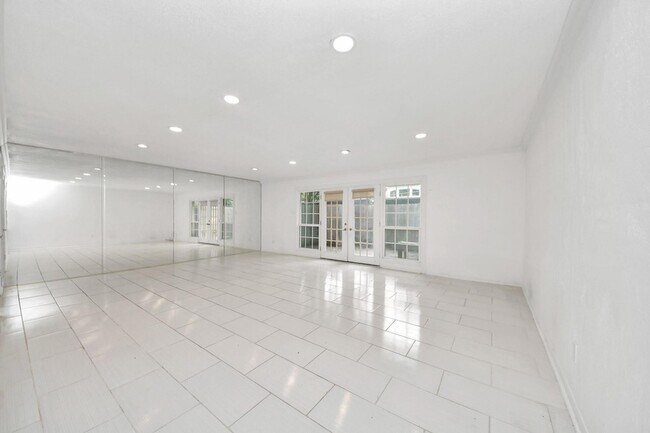 Building Photo - 832 Wax Myrtle Ln