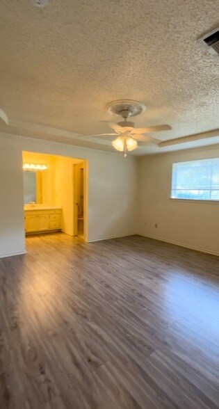 Building Photo - 901 Waterview Ln