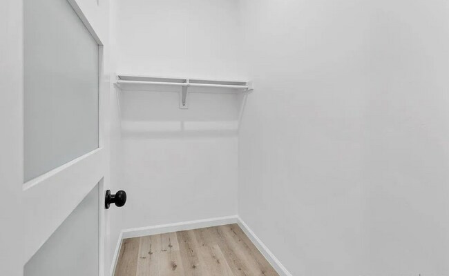 Building Photo - Modern 2 Bed, 2 Bath Bay Park Gem with Exp...