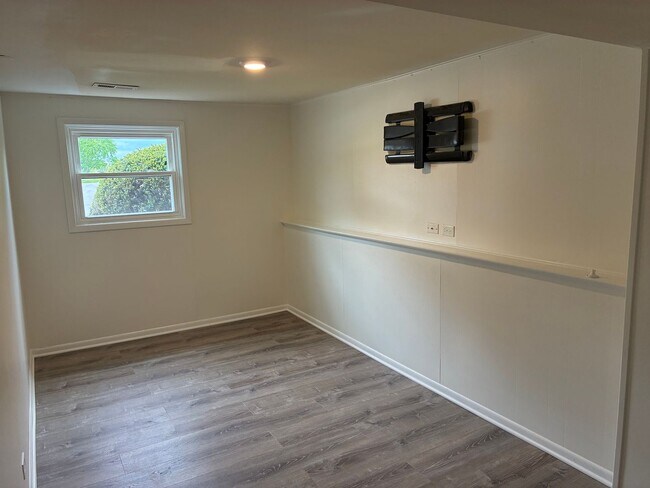 Building Photo - Spacious Updated 4 Bed 2 Bath with Garage Parking