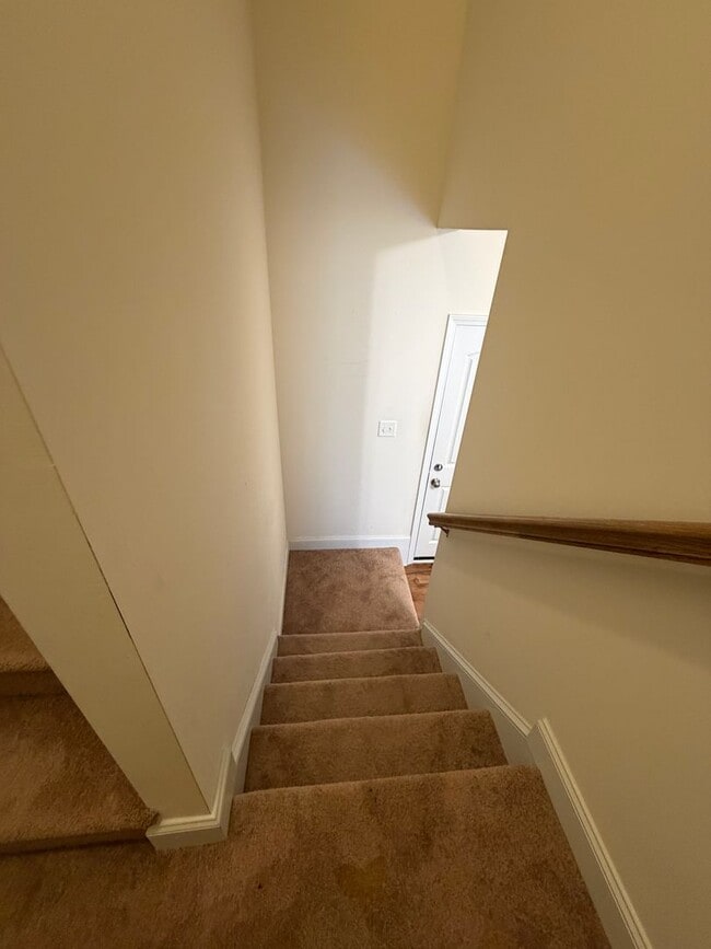 Building Photo - 4 BR Home in Quiet Neighborhood