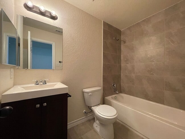 Building Photo - Townhome for rent