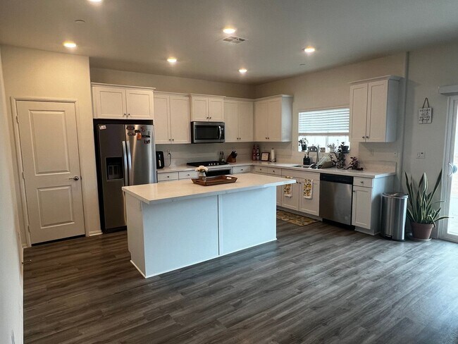 Building Photo - THIS HOME COMES WITH AN ADU