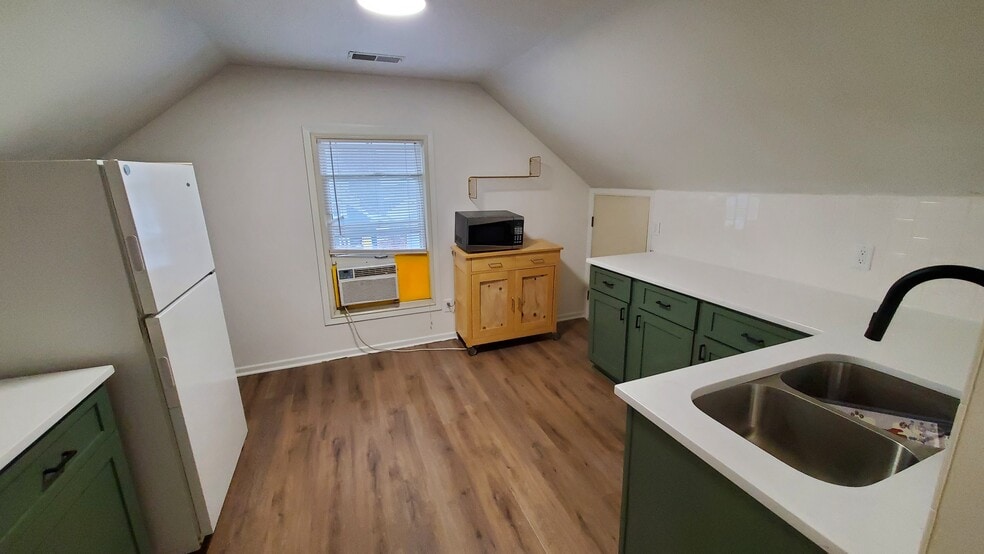 Building Photo - 164 Congress St W