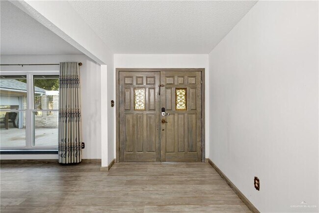 Building Photo - 812 Voltz Ln