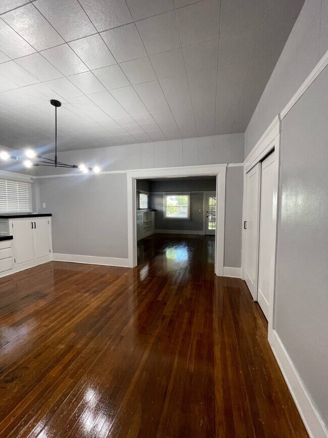Building Photo - 835 E Weldon Ave