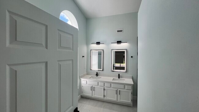 Building Photo - 567 Queensbridge Dr