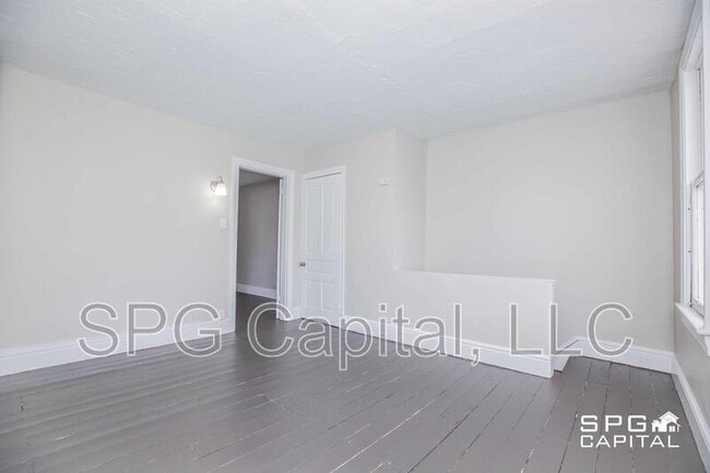 Building Photo - 653 W College Ave