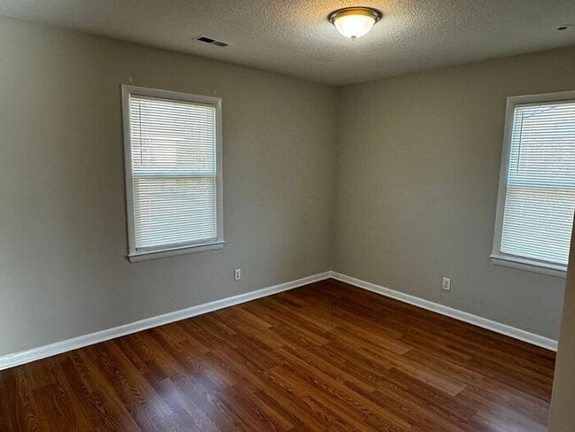 Building Photo - 3 Bedroom 1 Bath in Hope Mills