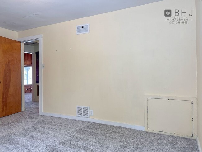 Building Photo - 6 month lease! 3 bed/ 1 bath Single Family Home on Coffeen!