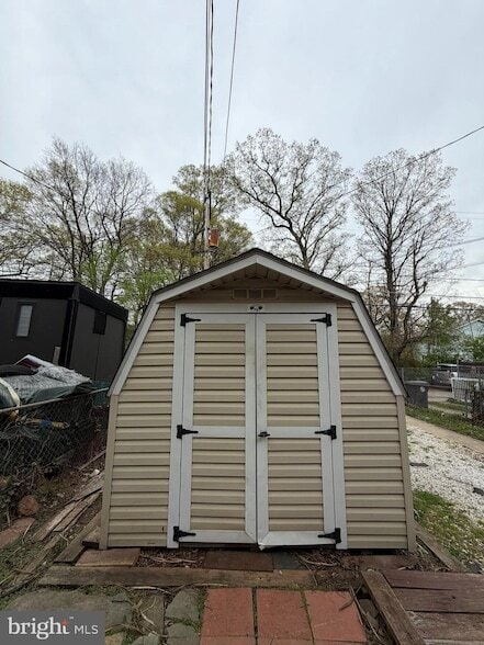 Building Photo - 229 Endsleigh Ave