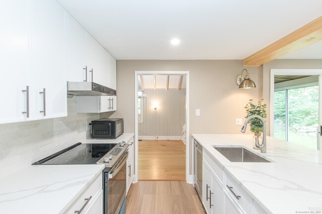 Building Photo - 211 New Canaan Rd