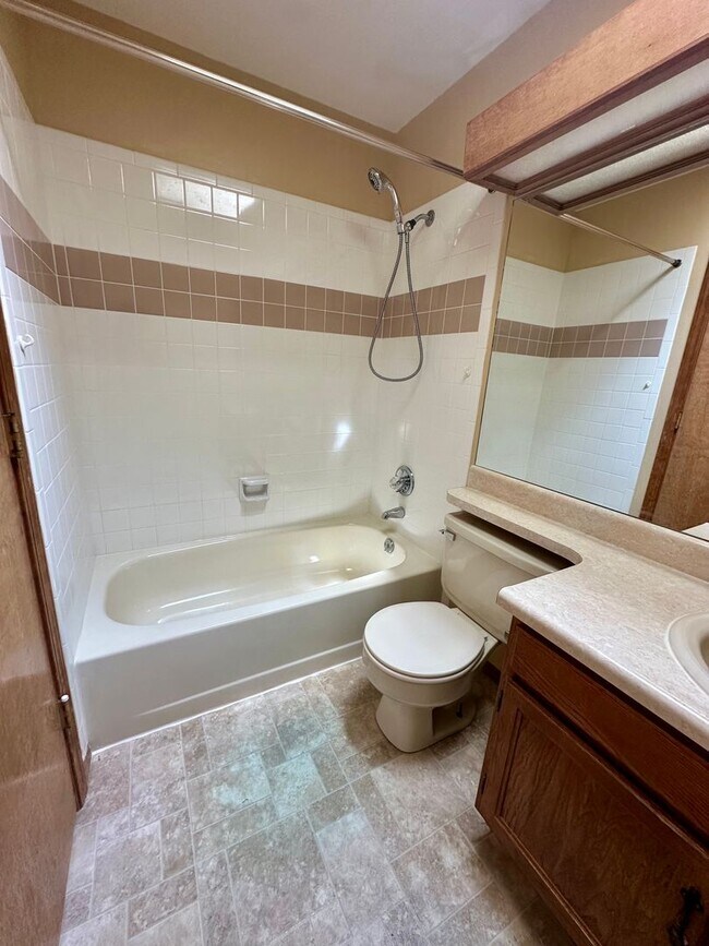 Building Photo - Spacious 4BD w/ A/C in Desirable Briargate...