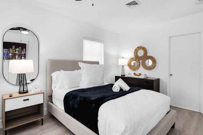 Building Photo - 704 NE 2nd St