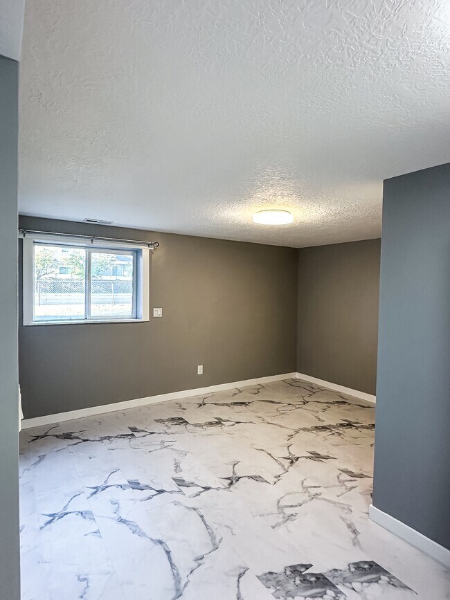 Building Photo - 1545 Barbara Cir