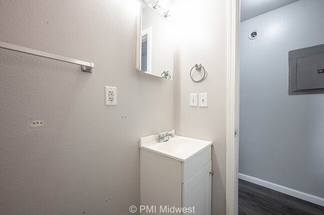 Building Photo - Cozy 2 Bed Apartment in Indianapolis with ...