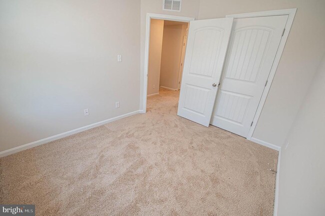 Building Photo - 128 Willowtree Ln