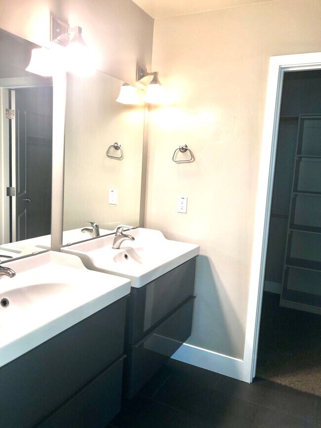 Building Photo - Recently renovated home near downtown Davis