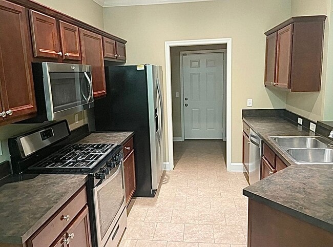 Building Photo - 4 BR/ 2 BA with 1 car garage home located in Villas at Pine Forest