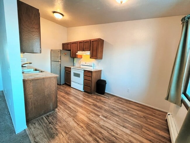 Building Photo - Spacious & Bright Top Floor Condo in East Anchorage, Close to Base + W/D In Unit!