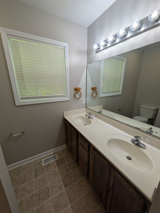 Building Photo - 2BD/1.5BA Townhome At Strawberry Patch Com...