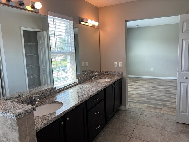Building Photo - 4850 Poolside Dr