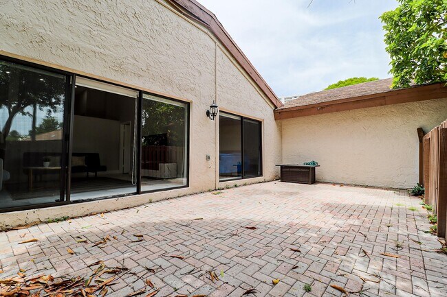 Building Photo - 605 Leslie Dr