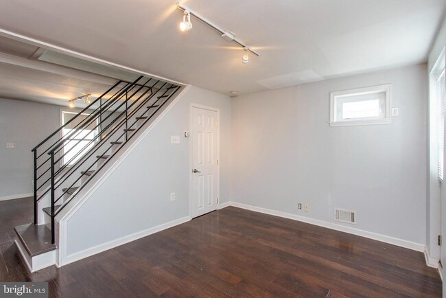 Building Photo - 2218 E Oakdale St