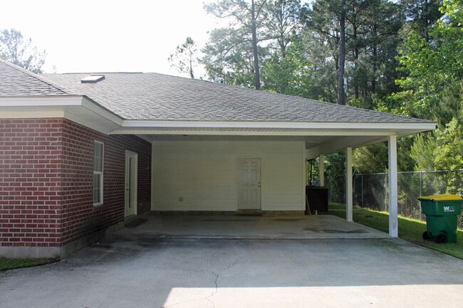 Building Photo - PRIVATE COMMUNITY IN HISTORIC POOLER