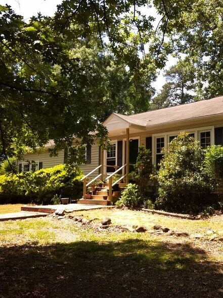 Primary Photo - 106 Pine St