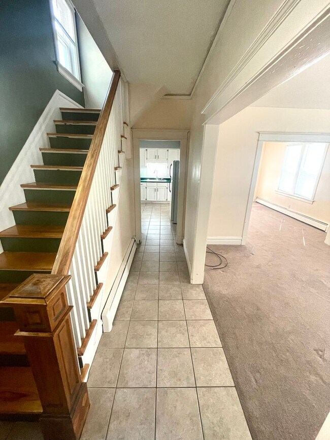 Building Photo - AVAILABLE NOW! - Gorgeous 3 Bedroom 1 Bath...