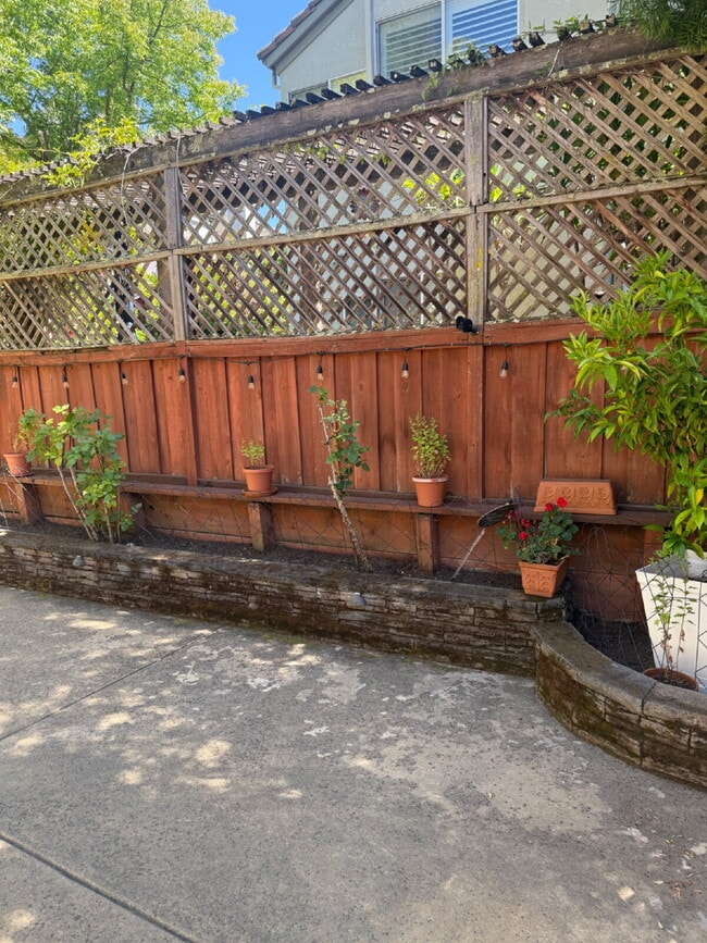 Building Photo - Charming 3 Bedroom 2.5 Bathroom Home in Pr...