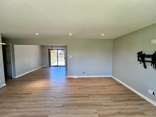 Building Photo - Stunning Renovated Ranch off Indian River