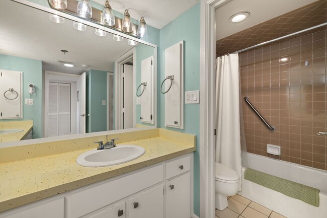 Building Photo - Huge Double sized Condo Overlooking The Ma...