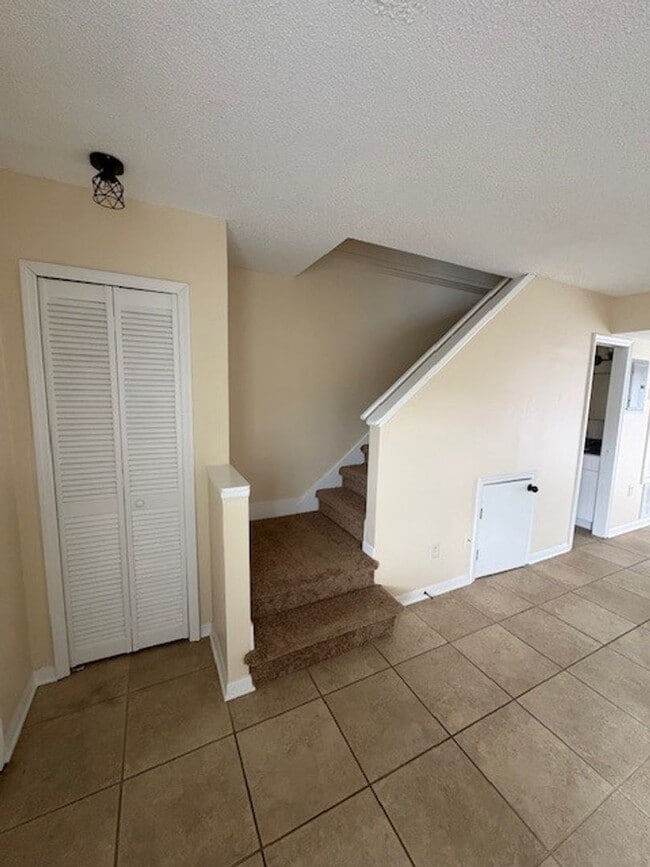 Building Photo - UCF AREA - Newly Remodeled 2/2.5 Townhouse in Cambridge Circle