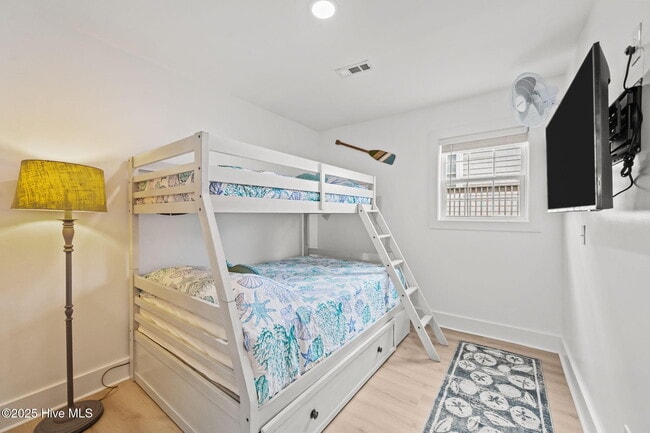 Building Photo - 2660 Island Dr