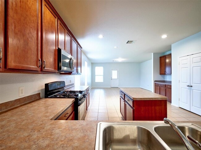 Building Photo - 1426 S Maple Dr