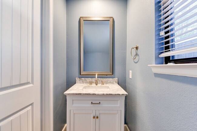 Building Photo - Beautiful Home Right on Durham Drive!