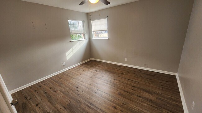 Building Photo - 3 BR/ 1.5 BA Single Family Home